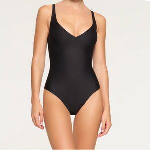 Skims UNLINED PLUNGE THONG BODYSUIT